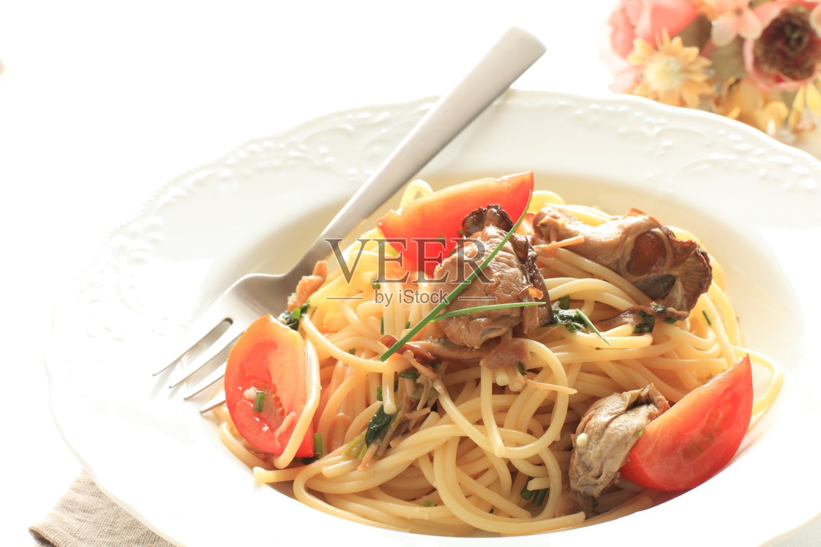 烟熏牡蛎番茄意面照片摄影图片