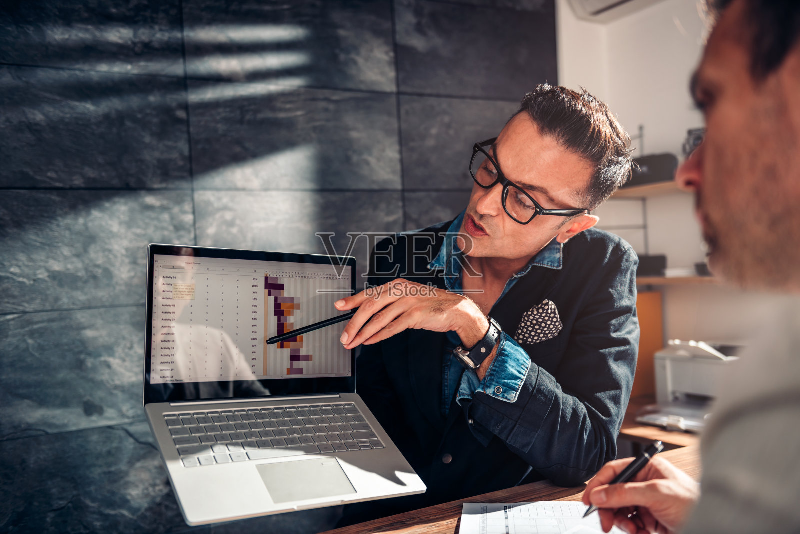 两个商人在一次会议上回顾项目时间表照片摄影图片