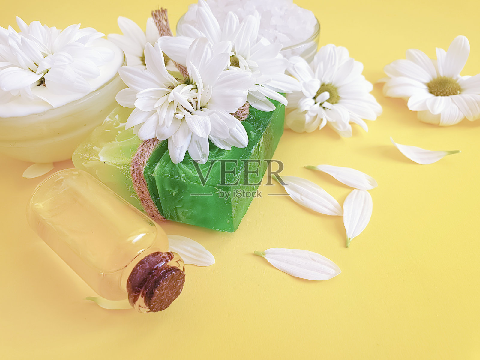 肥皂，化妆霜，彩色背景上的菊花照片摄影图片