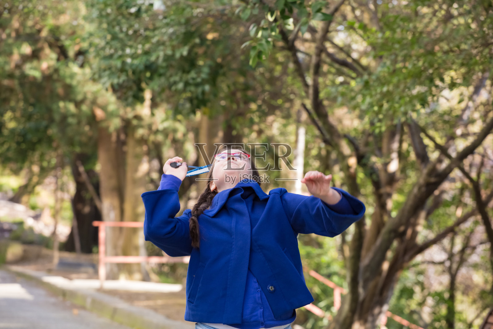 а女孩和羽毛球照片摄影图片