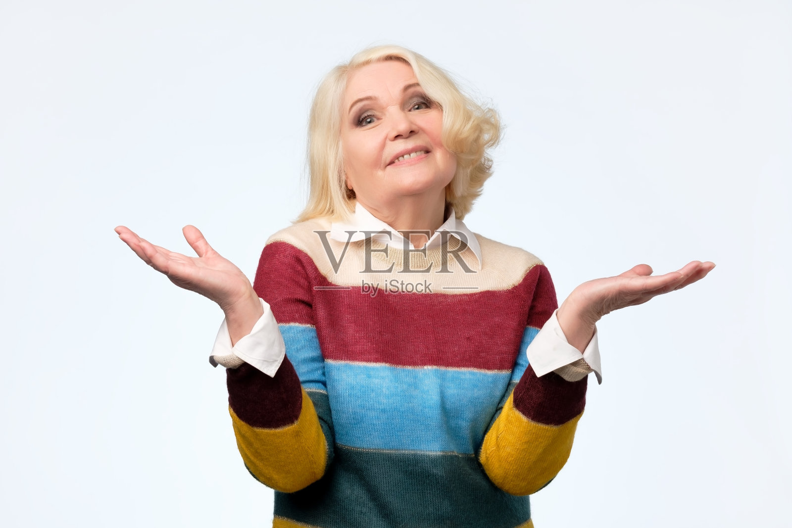 一位友善的高级女士的肖像，她的表情充满怀疑。照片摄影图片