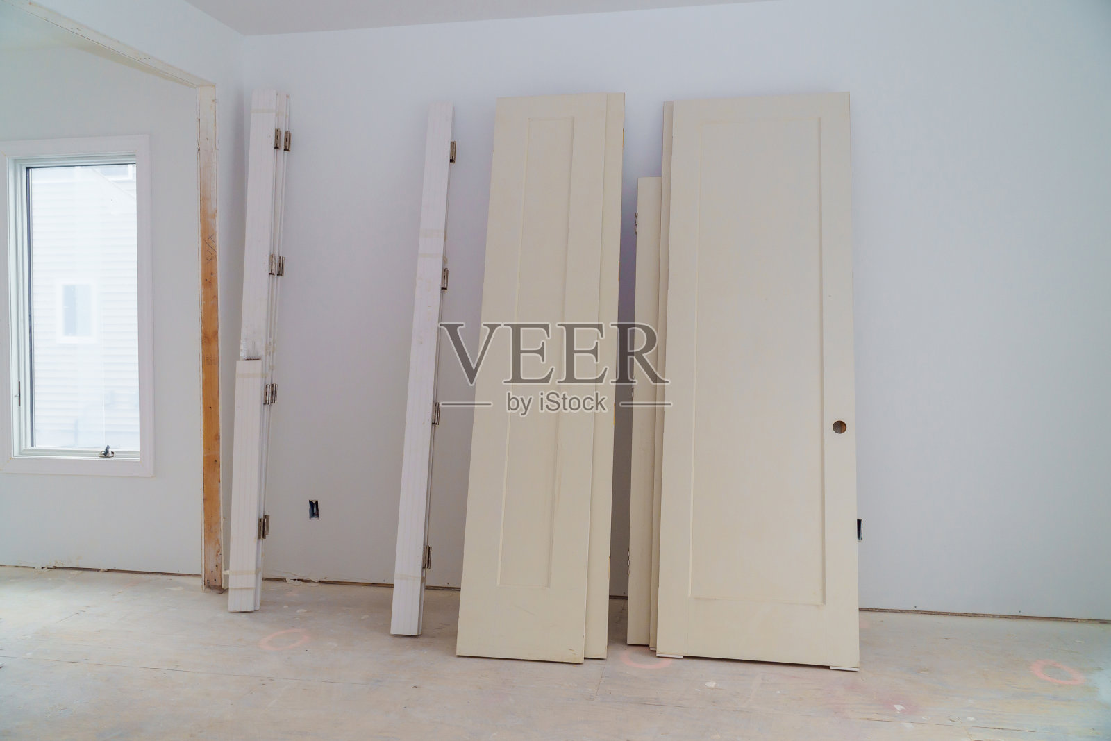 住宅项目的室内建设与干墙安装门为一个新的家庭安装之前照片摄影图片