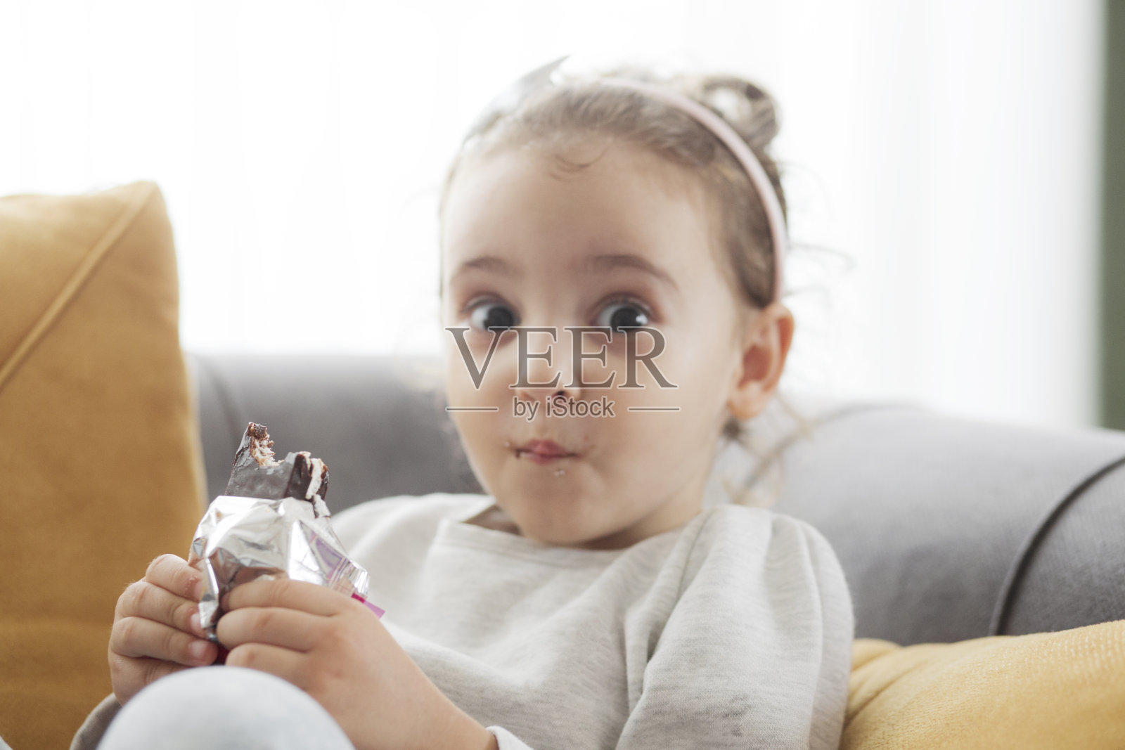 可爱的小女孩在吃巧克力照片摄影图片