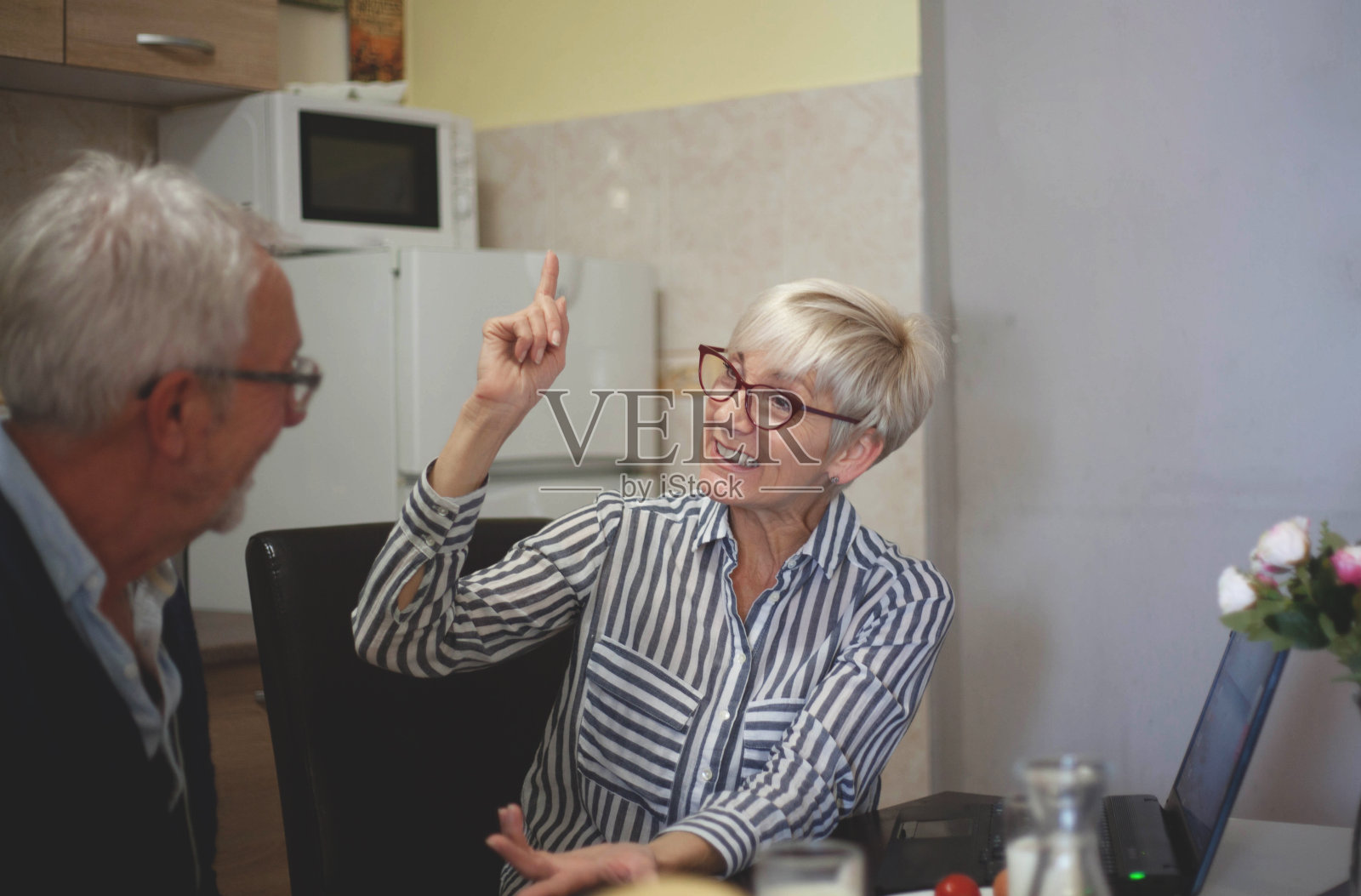 老两口吵架。照片摄影图片