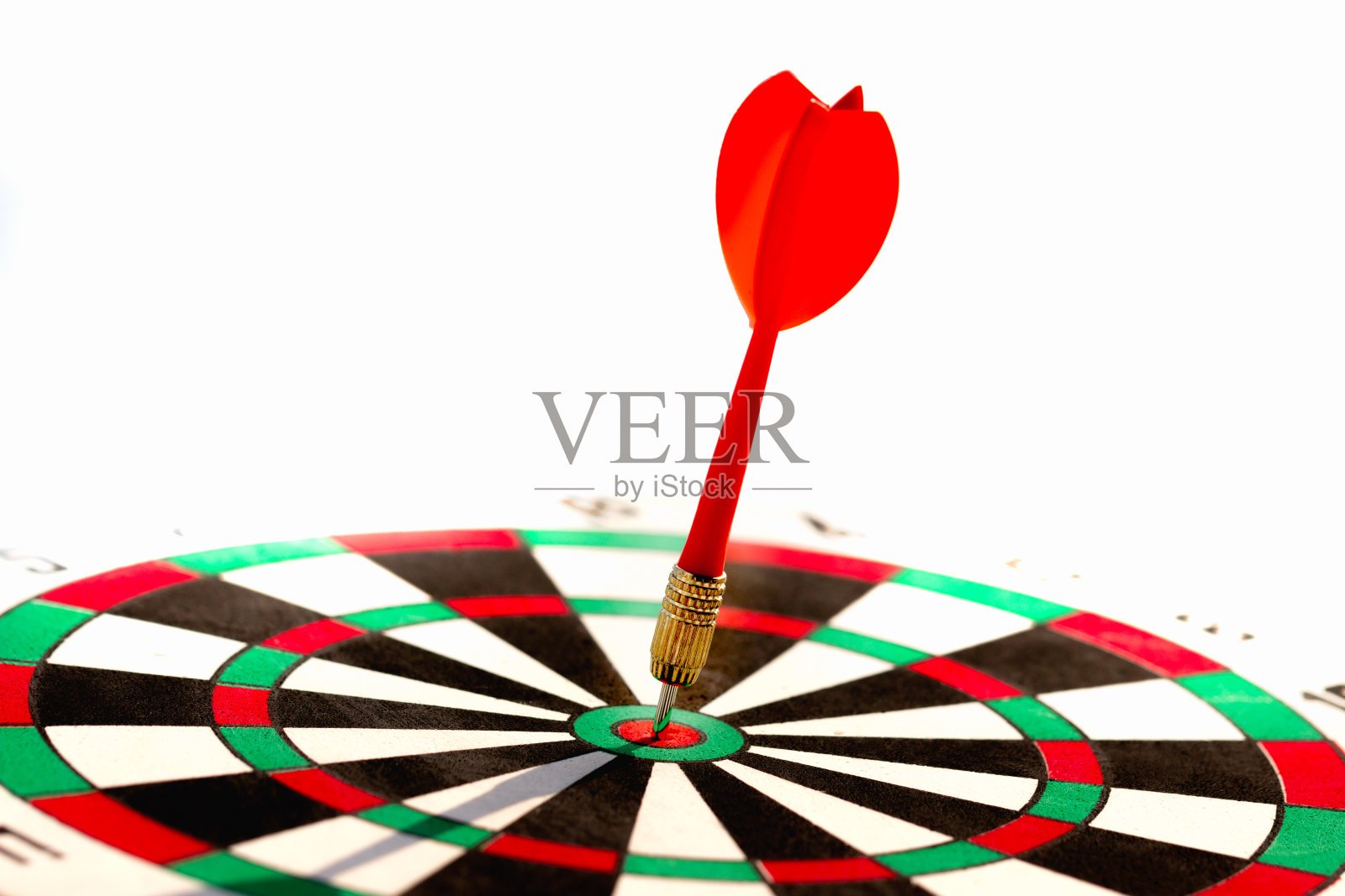 射中靶中心的箭。概念企业的目标是市场营销的成功。照片摄影图片