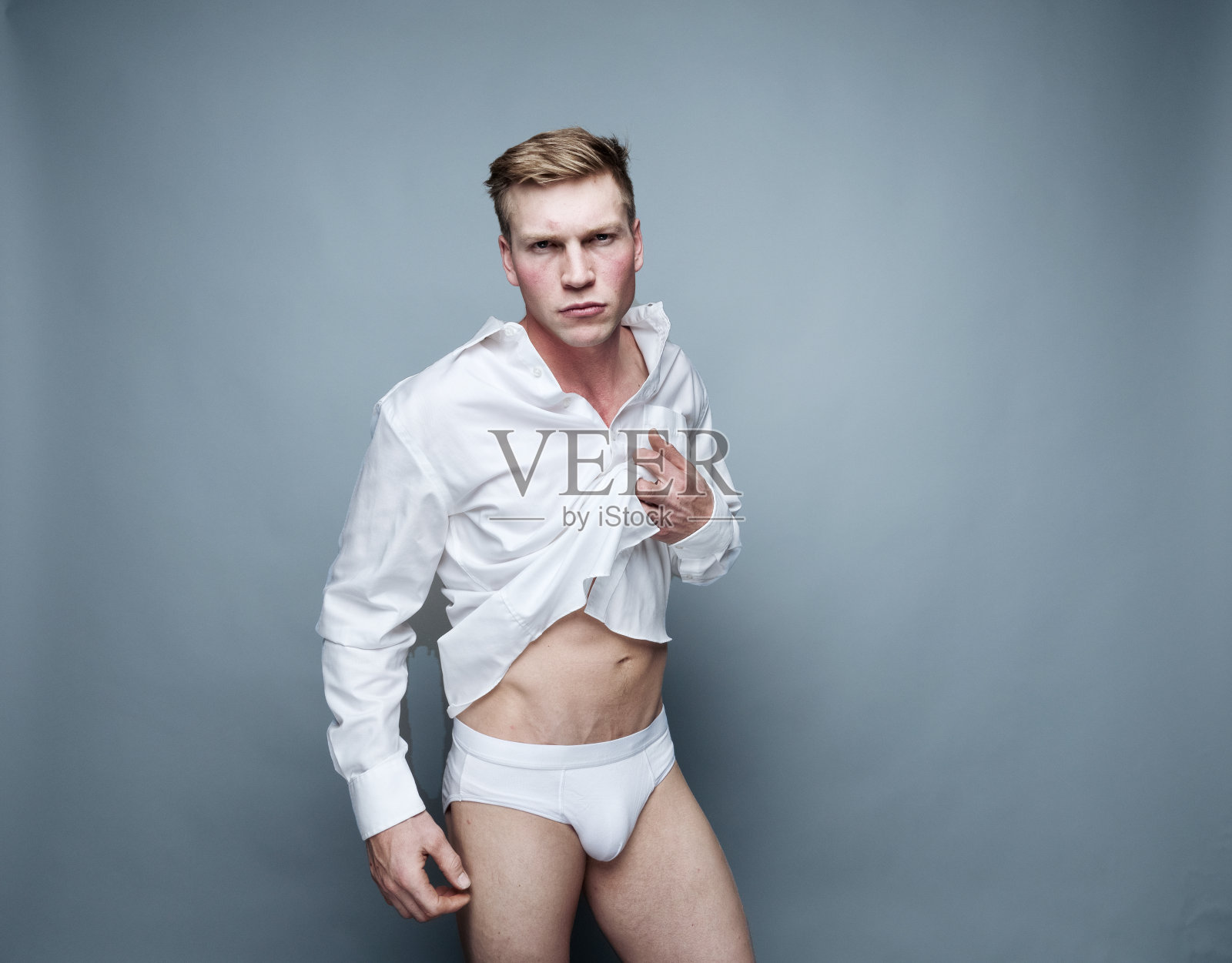 穿着白衬衫和内衣的帅哥照片摄影图片