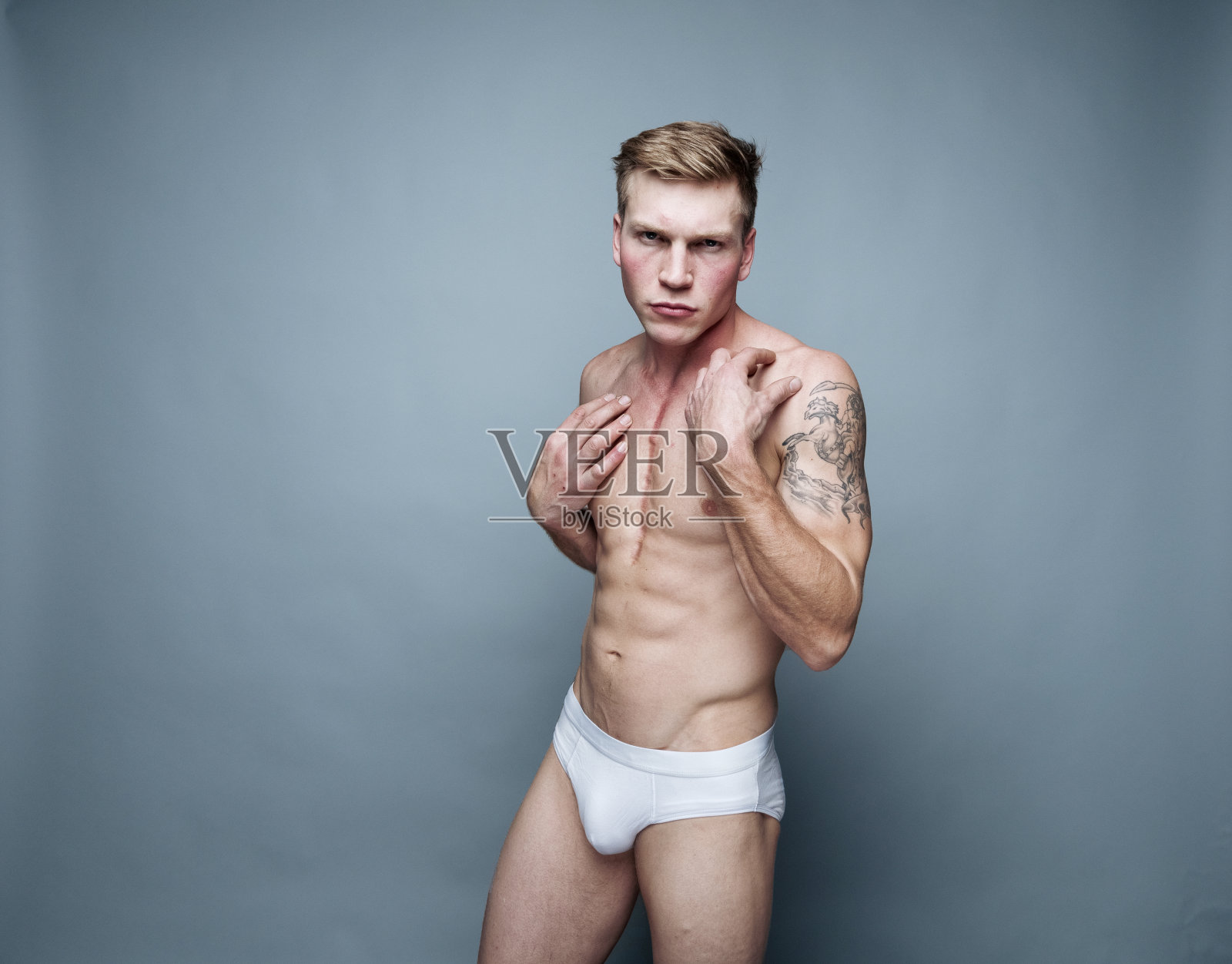 穿着白色内衣的帅哥照片摄影图片