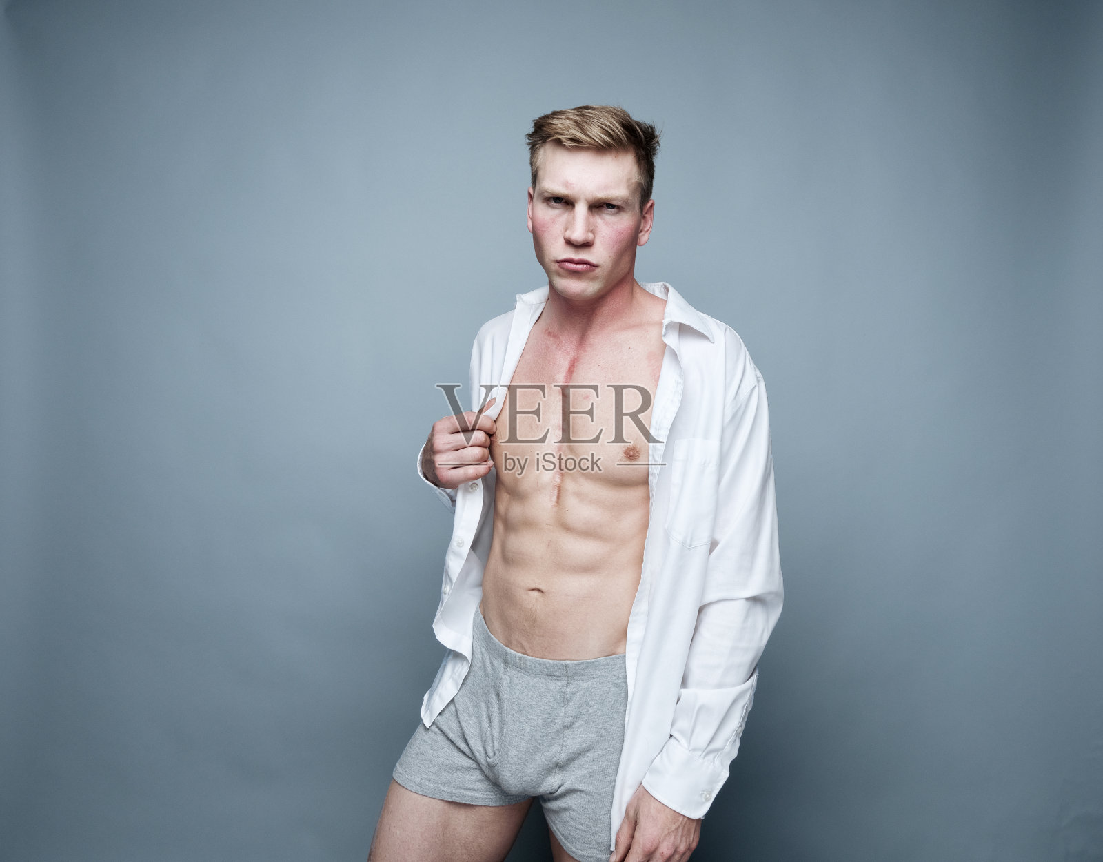 穿着白衬衫和内衣的帅哥照片摄影图片