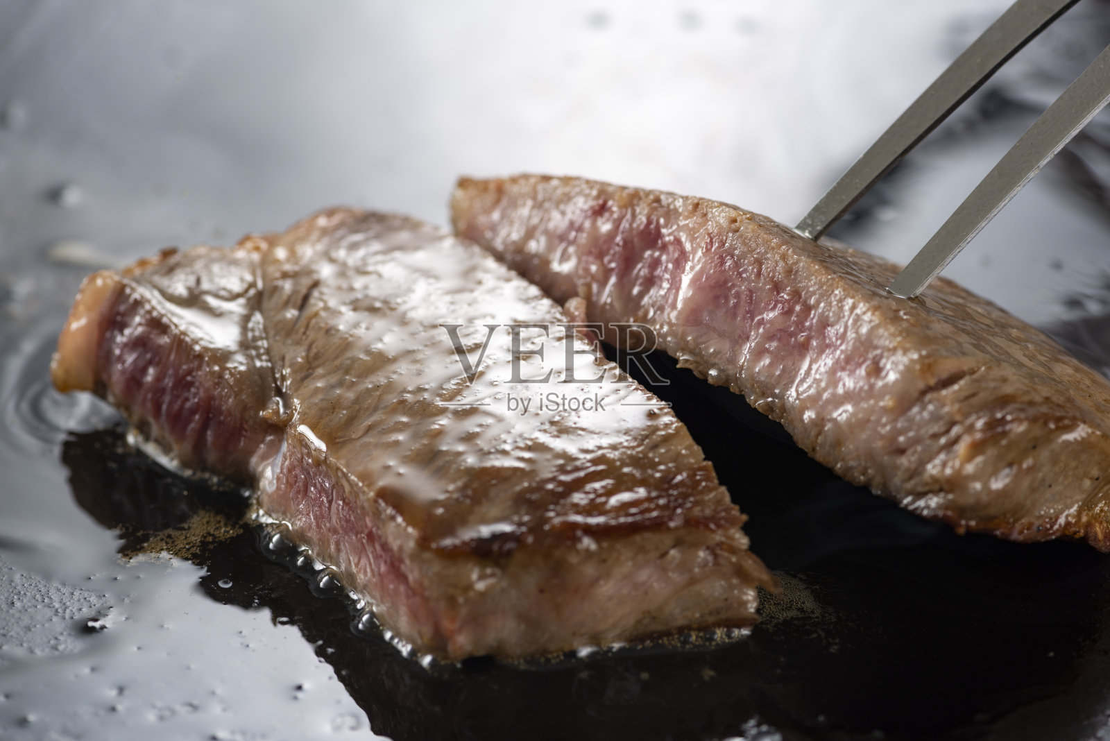 沙朗牛排切照片摄影图片