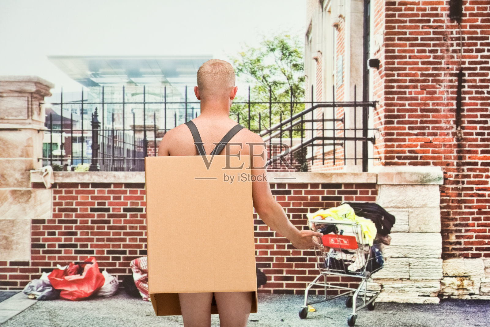 穷男人在箱子里赤膊看别处照片摄影图片