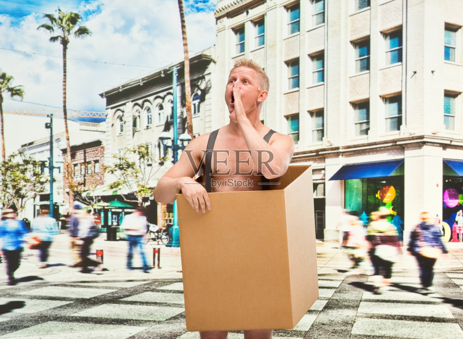 穷男人在箱子赤膊震惊照片摄影图片