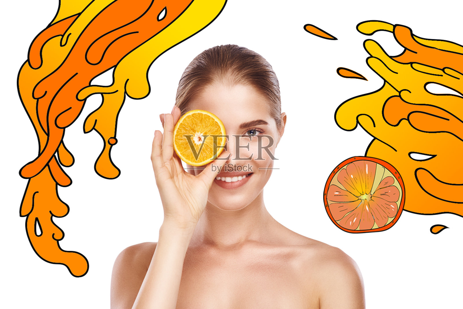 自然ingedients。一个快乐的年轻女子拿着橙色的切片看着她的脸，站在白色的背景下，上面有手绘的橙色飞溅。照片摄影图片