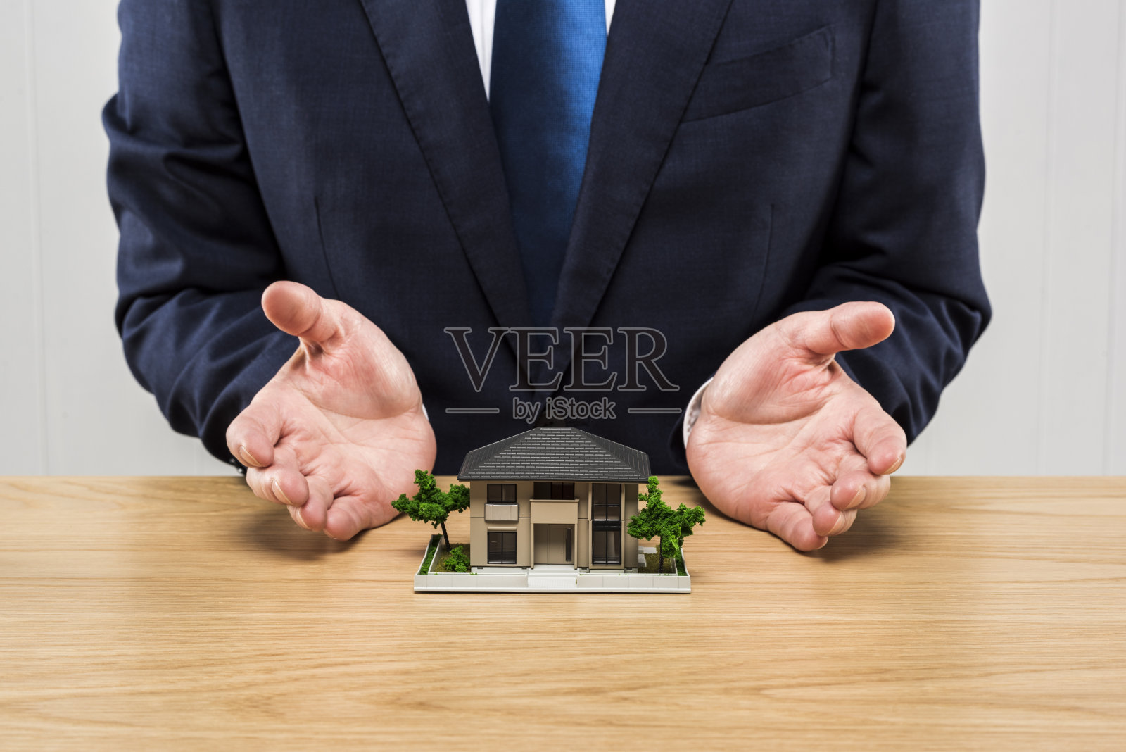 建筑模型和商人照片摄影图片