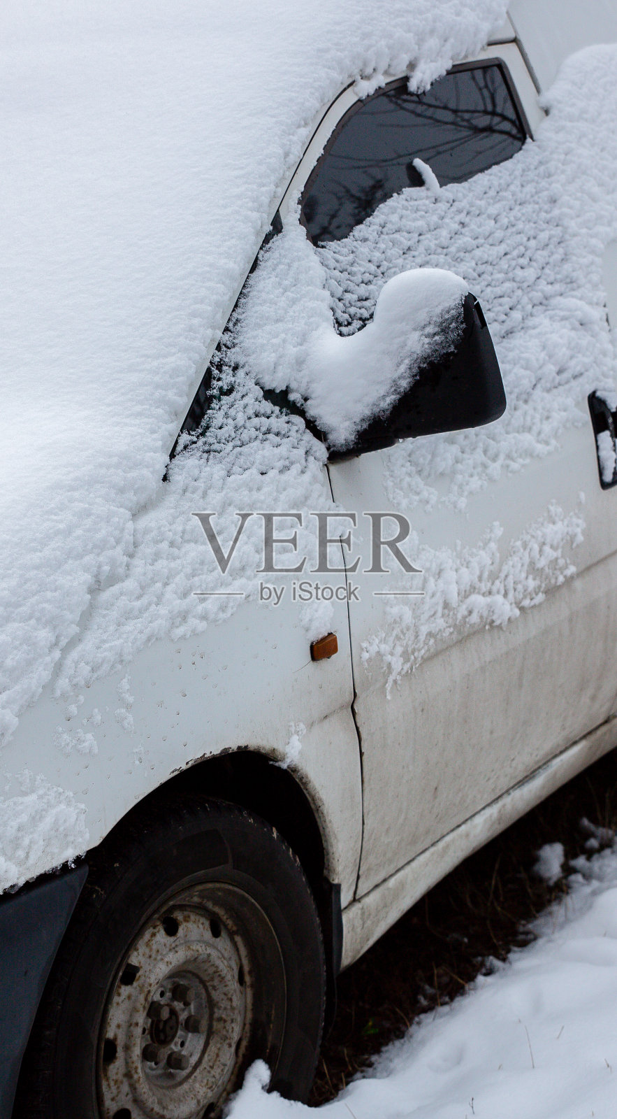 车在雪地里。冬天的天气的概念。冰冷的概念。Windows在冰。照片摄影图片