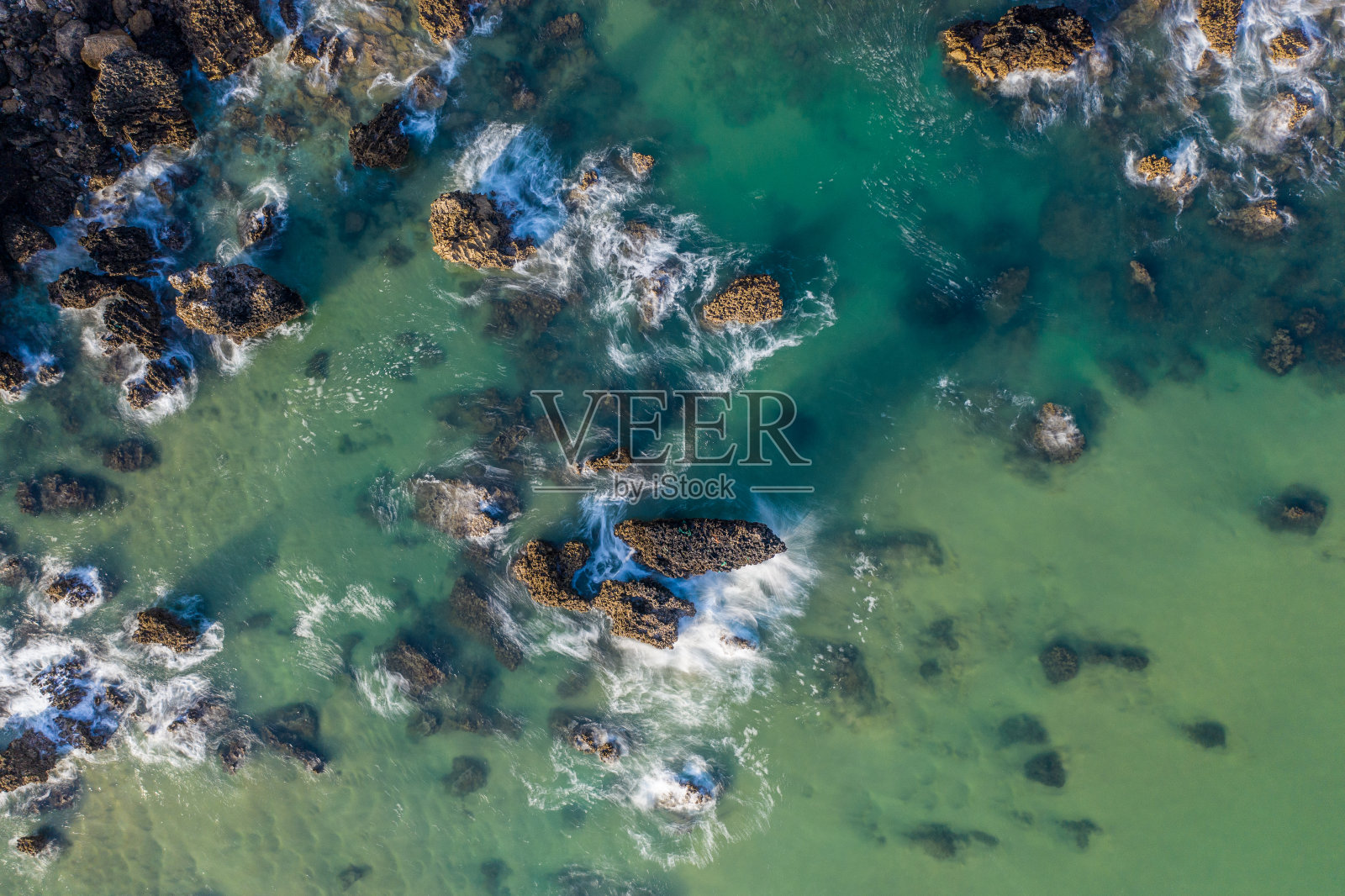 海浪在礁石和海岸的索纳比亚，西班牙，坎塔布里亚海长期暴露照片摄影图片