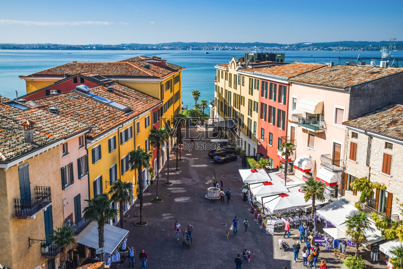 Sirmione城市景观靠近加尔达湖-意大利照片摄影图片