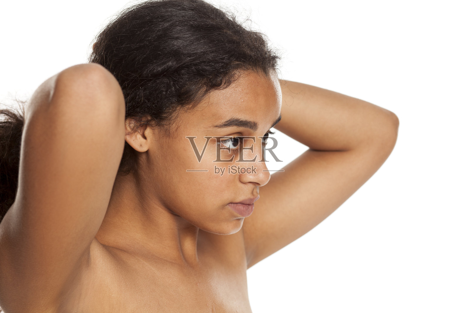 一个严肃的年轻黑皮肤女人的肖像，没有化妆在白色的背景照片摄影图片