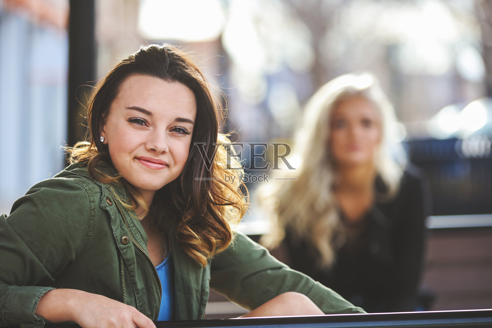 活跃迷人的女大学生朋友城市市中心户外在美国西部照片摄影图片