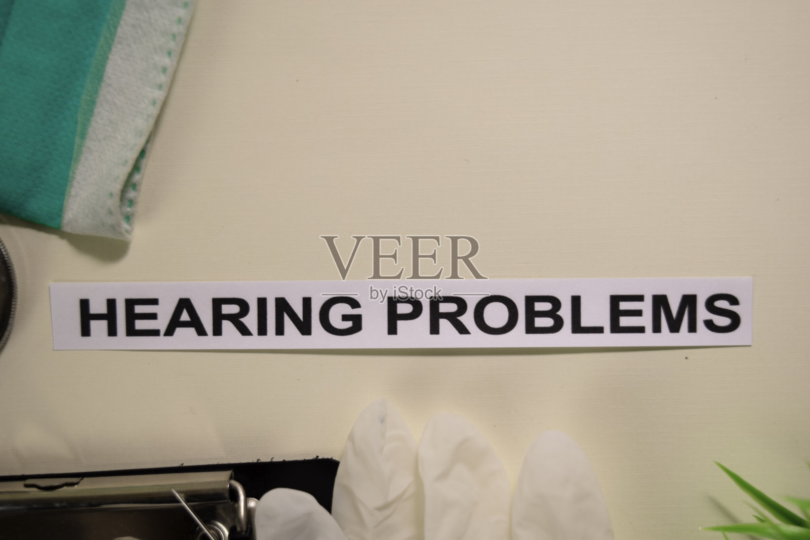 听力问题与灵感和健康/医学概念的办公桌背景照片摄影图片