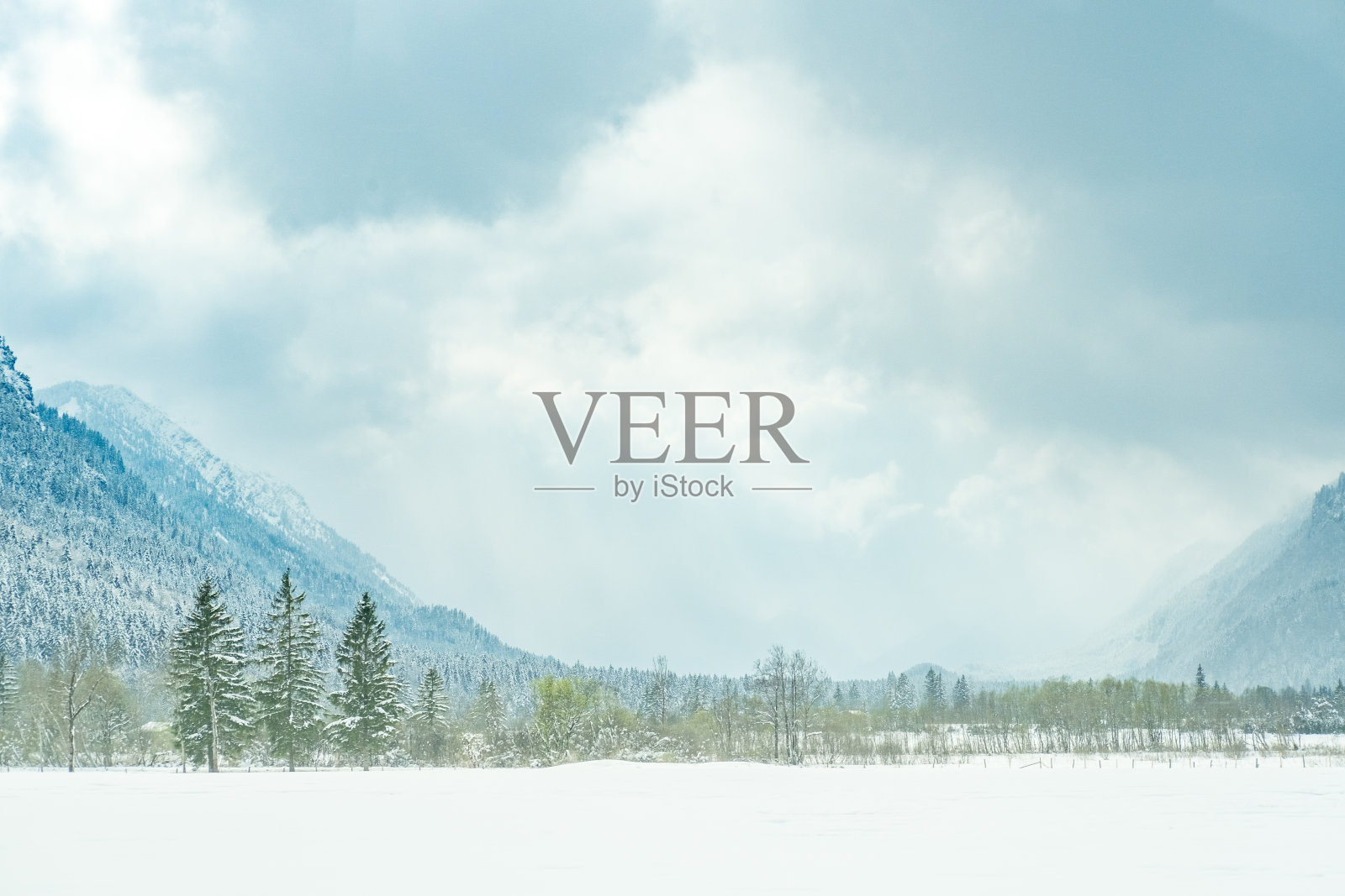 山观雾霭，树满雪。照片摄影图片