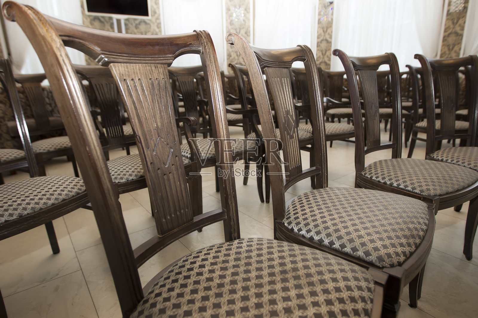 会议室里的木椅照片摄影图片