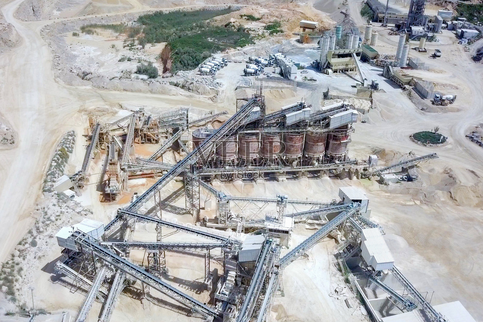 带有岩石分拣传送带的大型采石场照片摄影图片