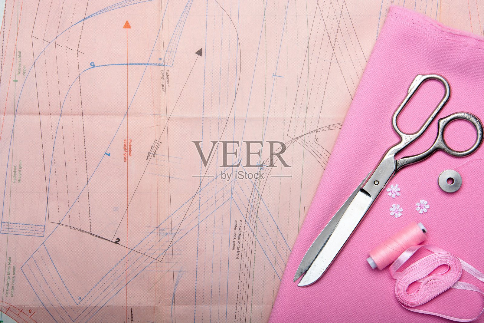 裁剪。缝纫配件和用于缝纫和针线活的配件。照片摄影图片