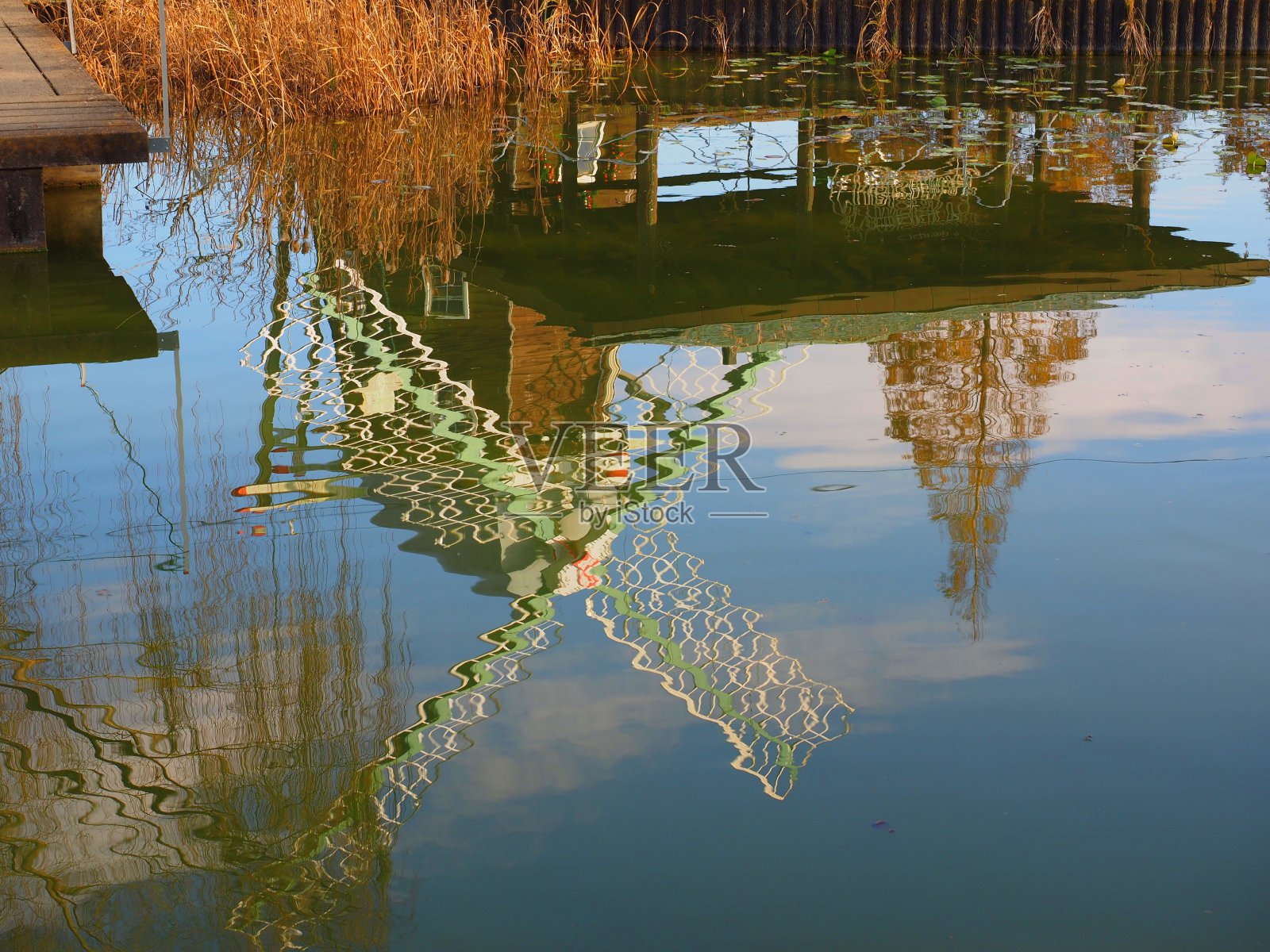 2018年11月30日，日本千叶柏川市:风车映水，Akebono农业园区照片摄影图片