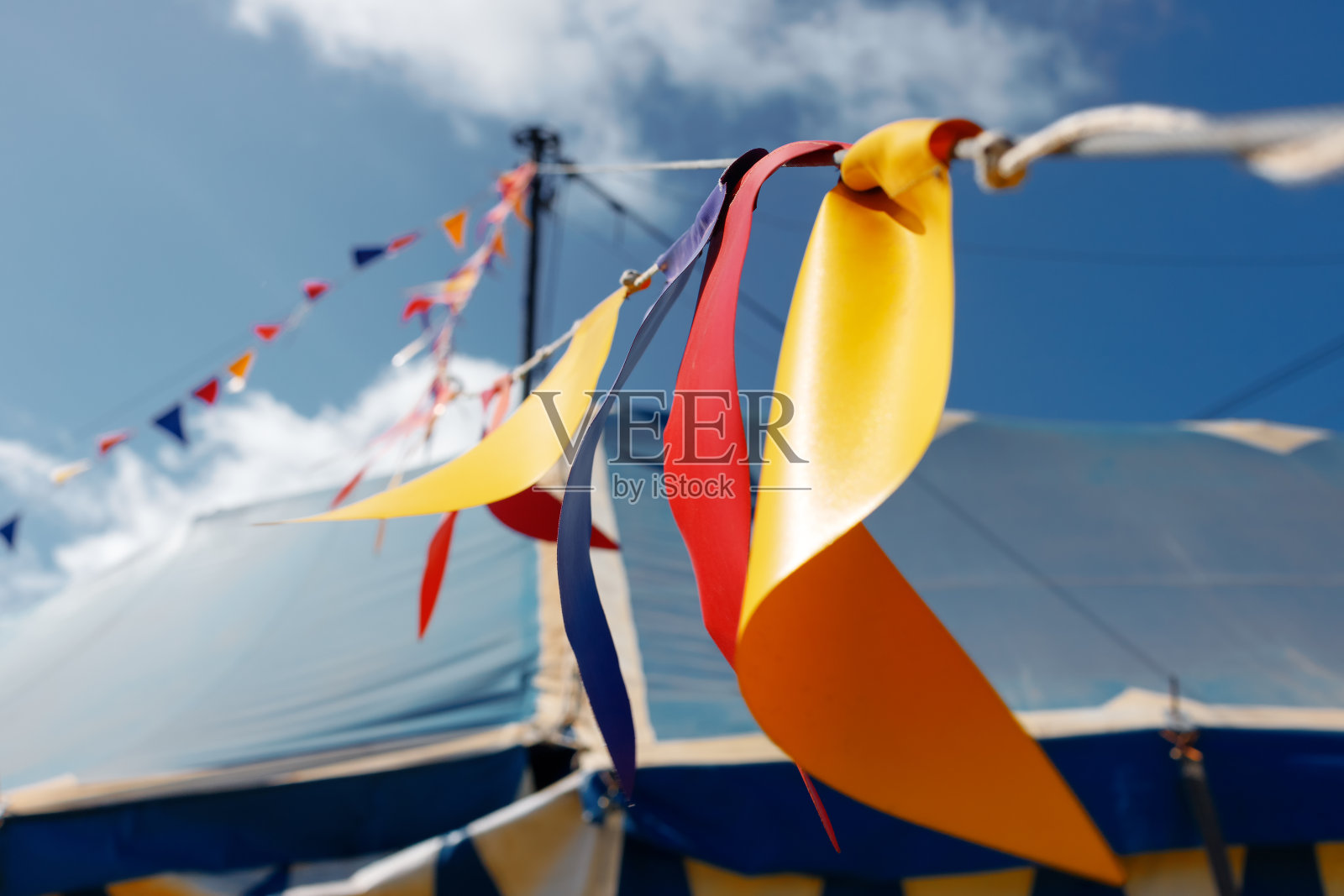 特写微距彩色三角旗在一个蓝色马戏团帐篷照片摄影图片