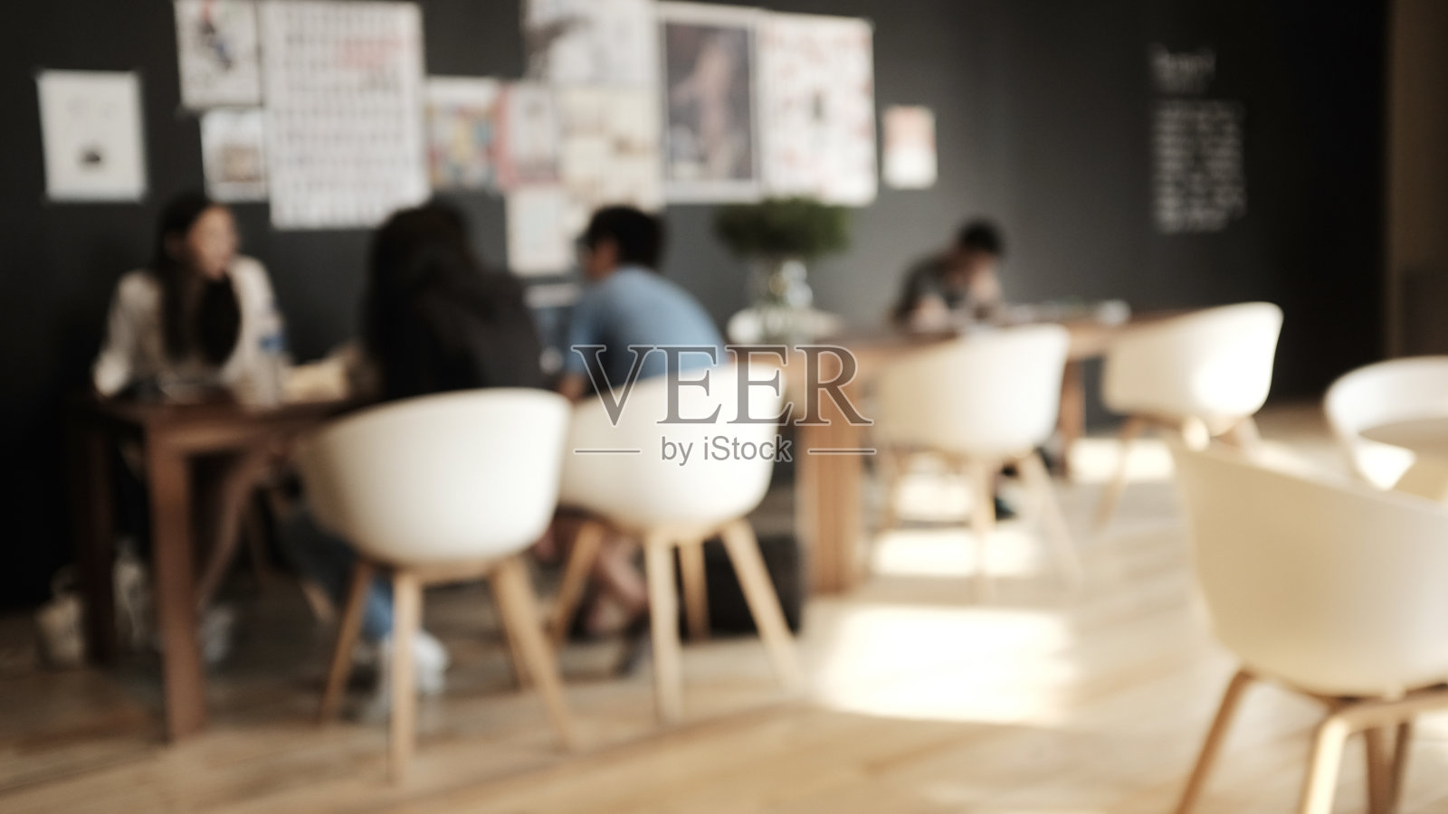 模糊了高校图书馆学生学习概念。模糊的办公空间，休闲风格，商务，教育理念。模糊图书馆背景或照片摄影图片