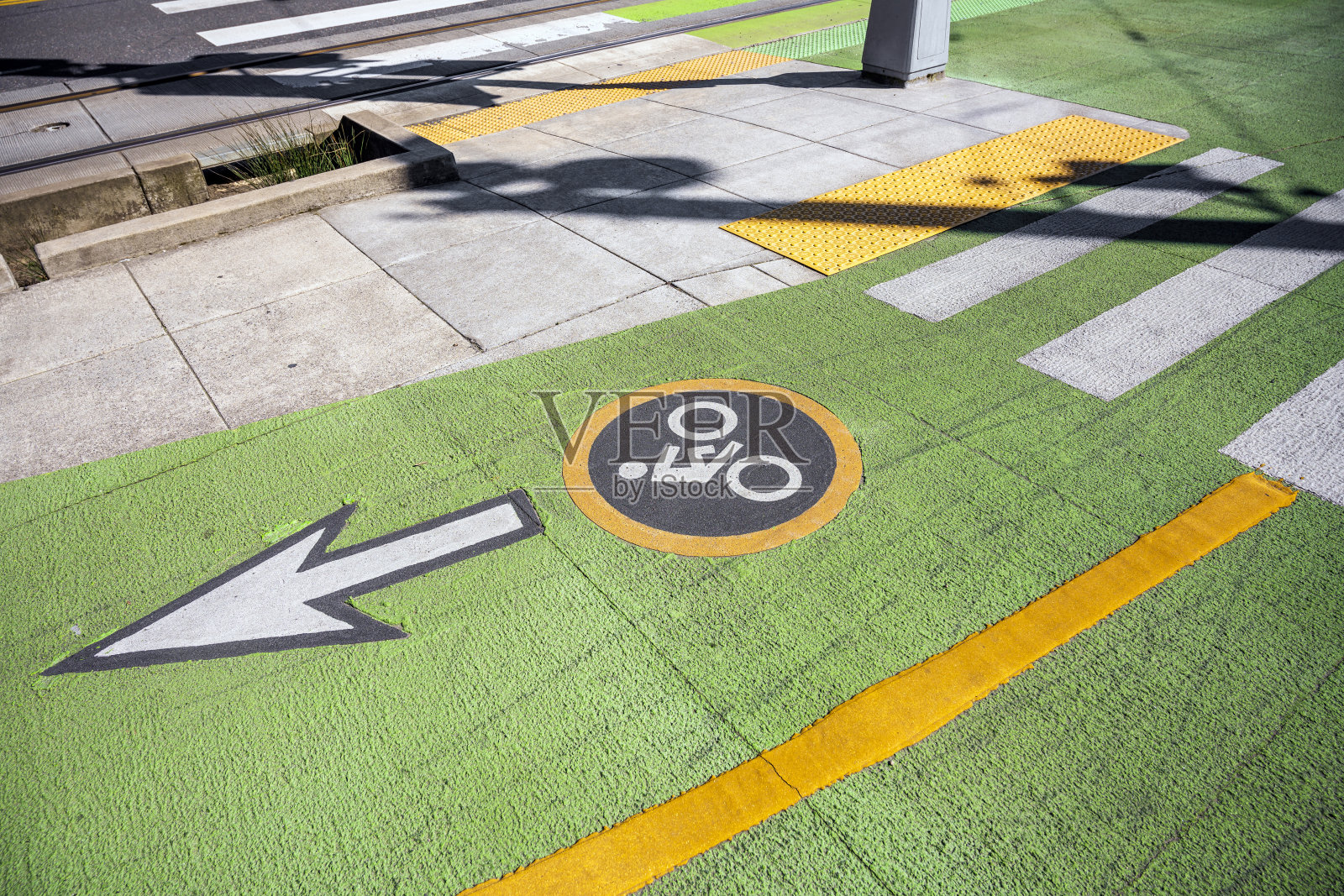 有自行车标记的绿色自行车道照片摄影图片