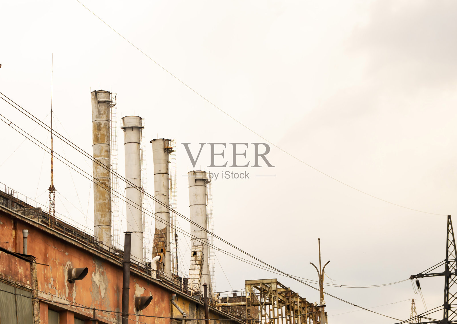 有管道的旧工厂照片摄影图片