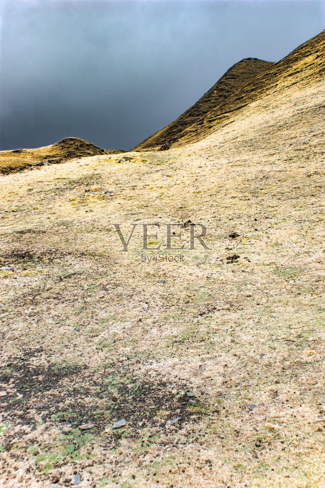 秘鲁安第斯山脉迎来暴风雨照片摄影图片