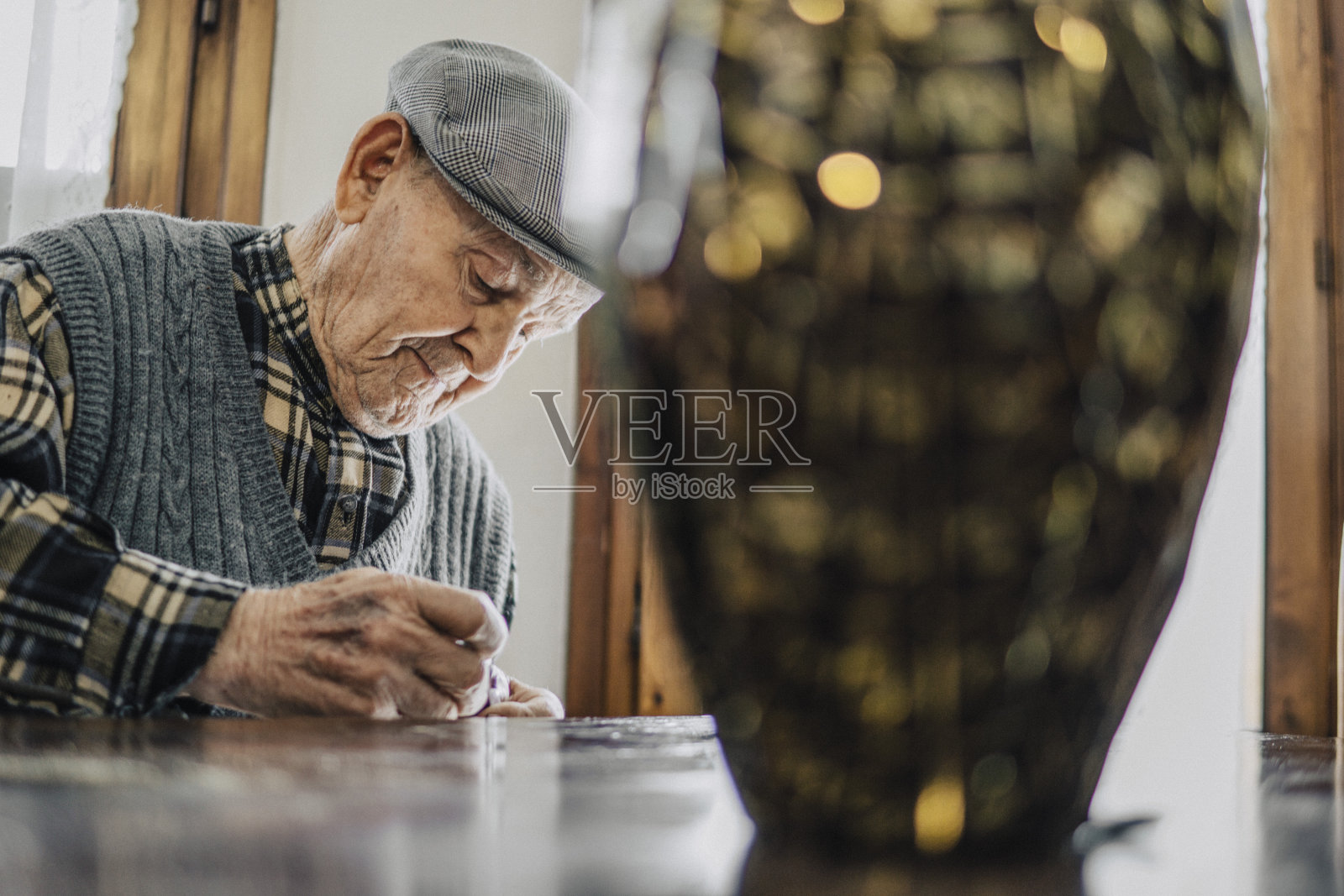 老人庆祝复活节照片摄影图片