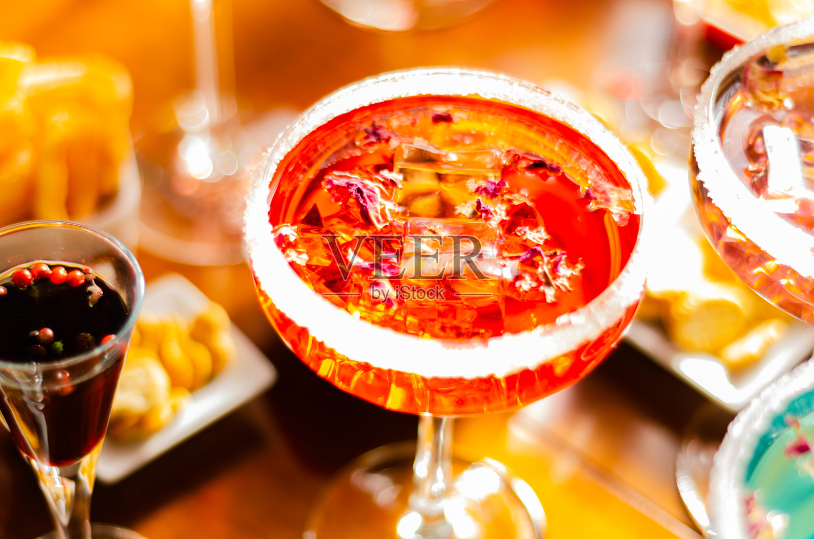 以各种酒精、糖浆、利口酒为原料制成的饮品，味道鲜美，色彩丰富，是调酒师工作的独特效果照片摄影图片