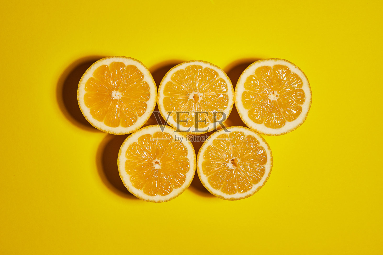 黄色背景上的柠檬。平铺，俯视图，拷贝空间。食品的概念。照片摄影图片