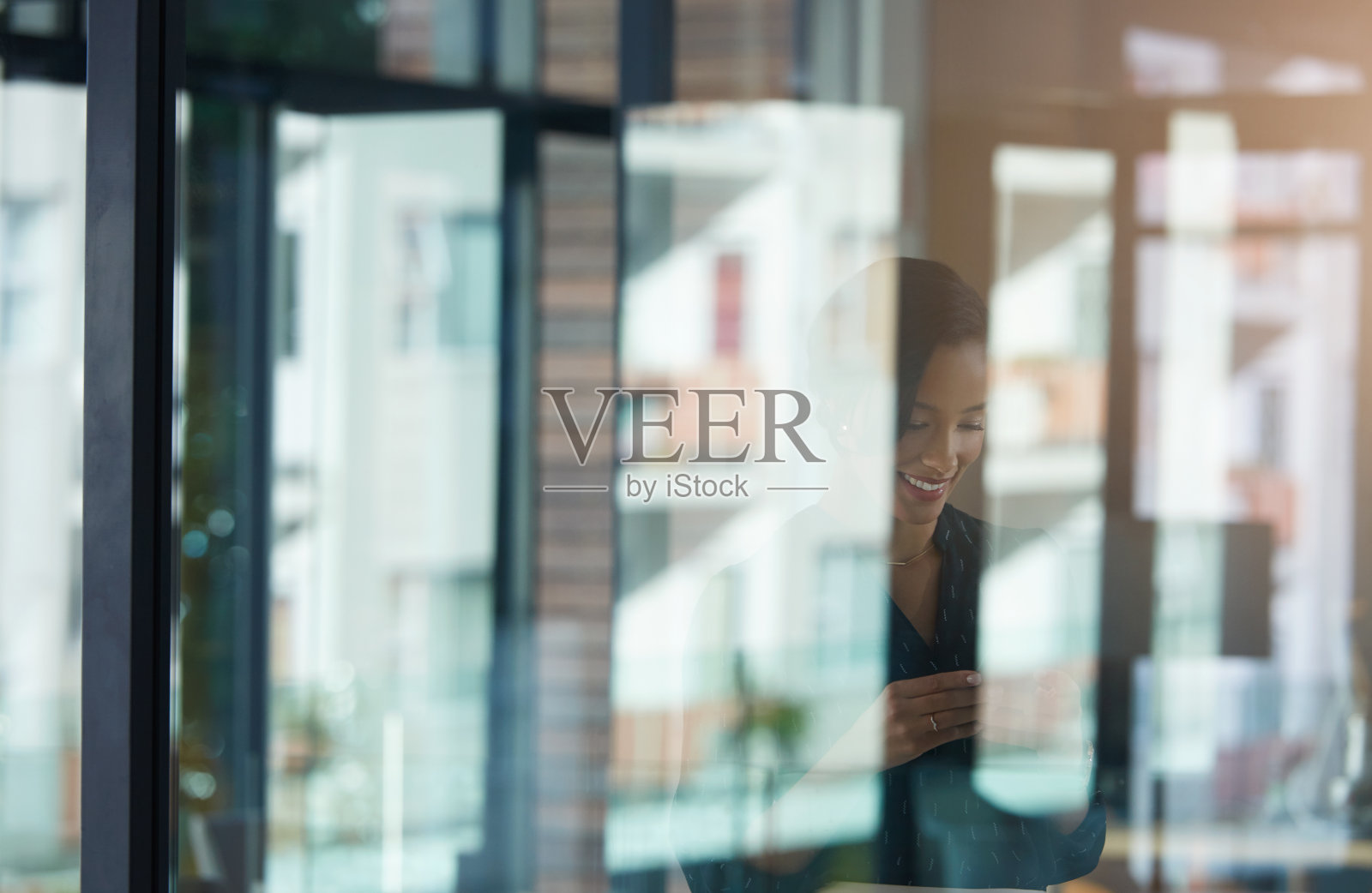 直接用手机搞定她的工作照片摄影图片