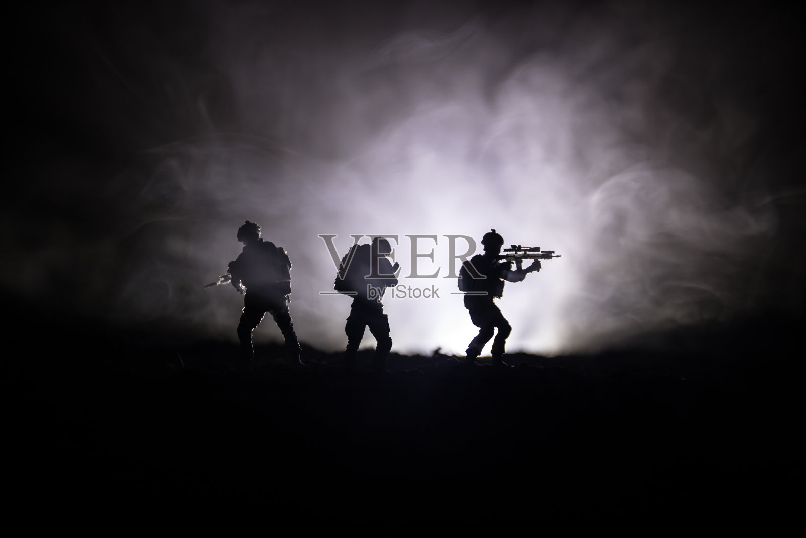 持枪士兵剪影：战争概念，战争迷雾天空背景下的军事剪影战斗场景，夜间多云天际线下的世界大战士兵剪影照片摄影图片