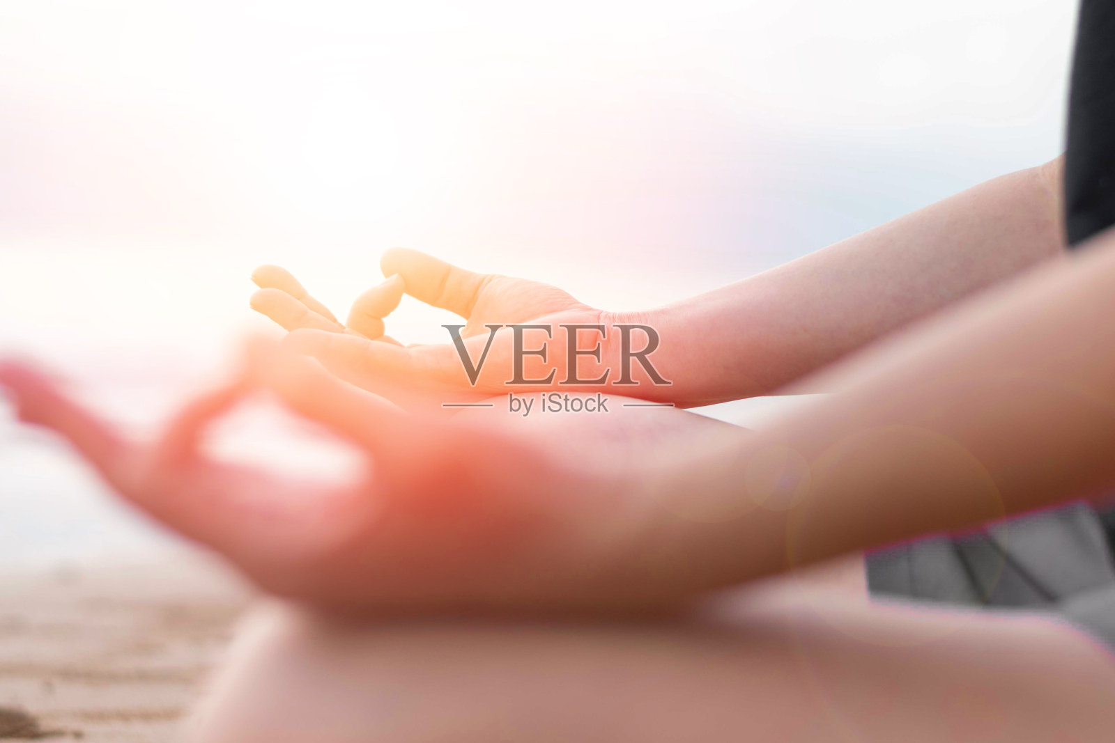 瑜伽与冥想的手亚洲妇女做冥想在海滩上在日出或日落。医疗、生活方式的概念。全国健身运动月。全国瑜伽宣传月照片摄影图片