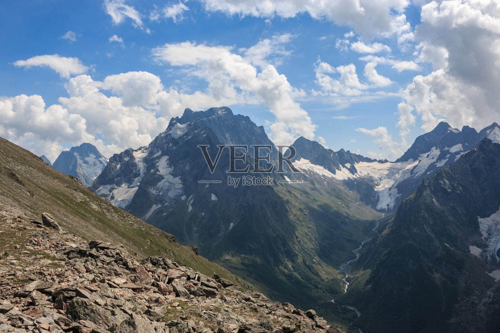 在国家公园的山峰景色和戏剧性的蓝天全景照片摄影图片