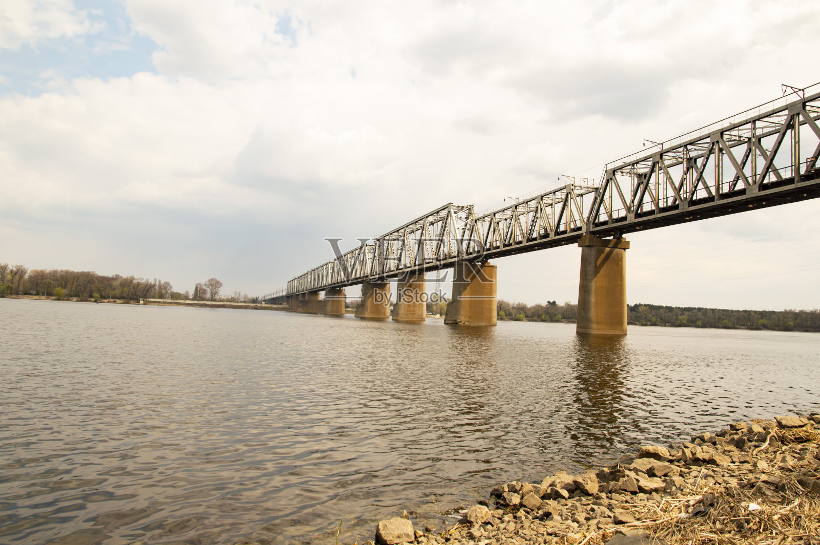 基辅第聂伯河上的铁路桥照片摄影图片