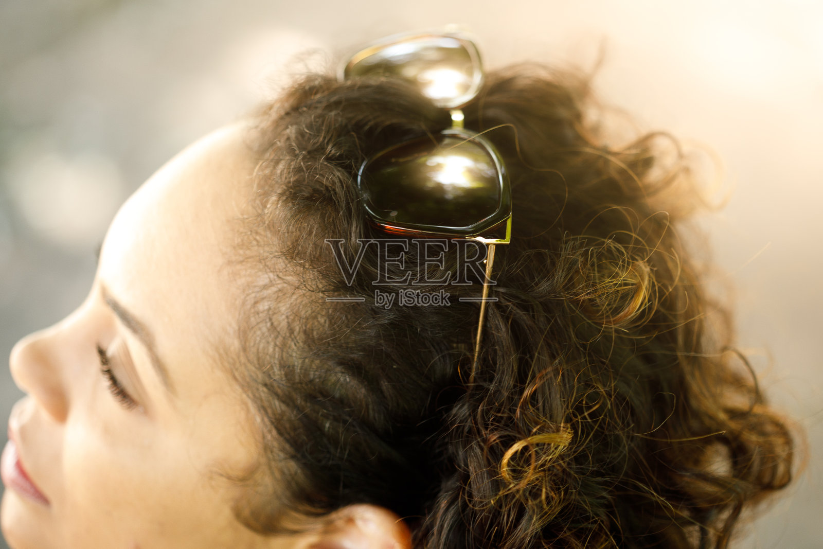 头上戴着太阳镜的女人照片摄影图片