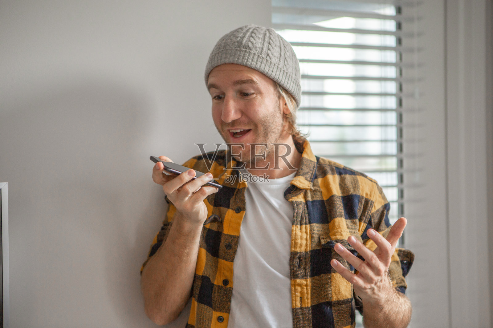 快乐的年轻人在家里讲电话照片摄影图片