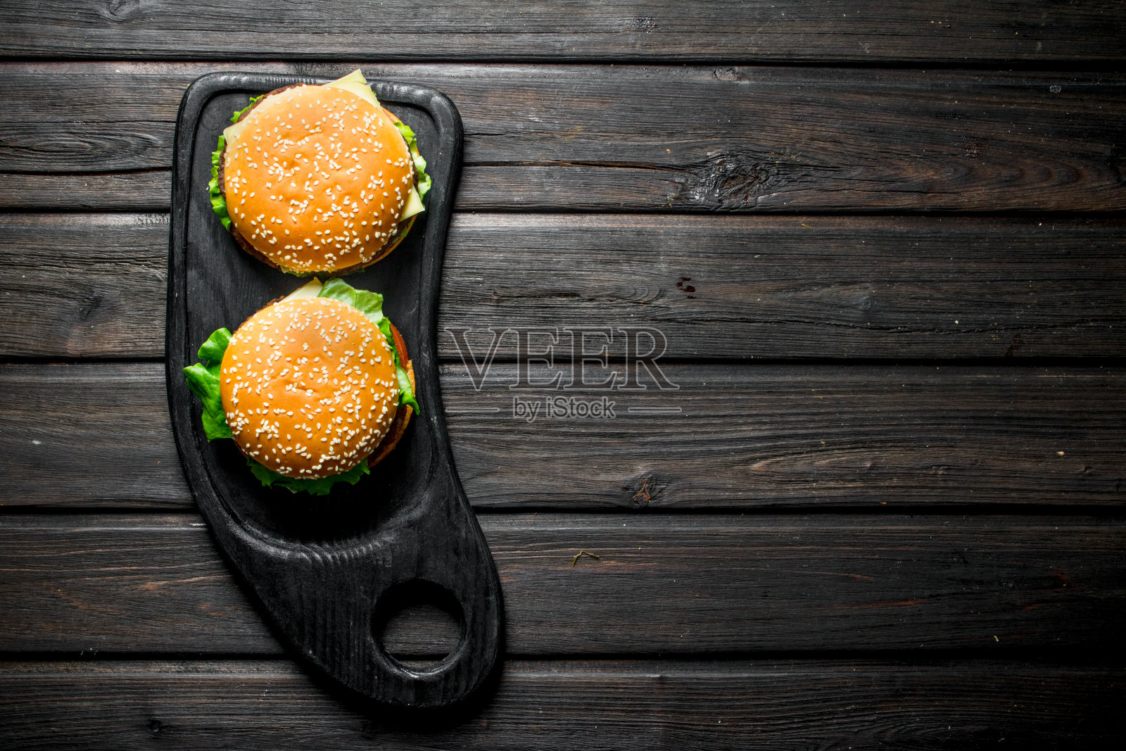 汉堡配多汁牛肉片，蔬菜和奶酪。照片摄影图片