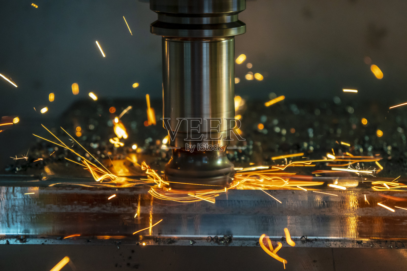 数控加工中心的加热芯片因刀具磨损。照片摄影图片