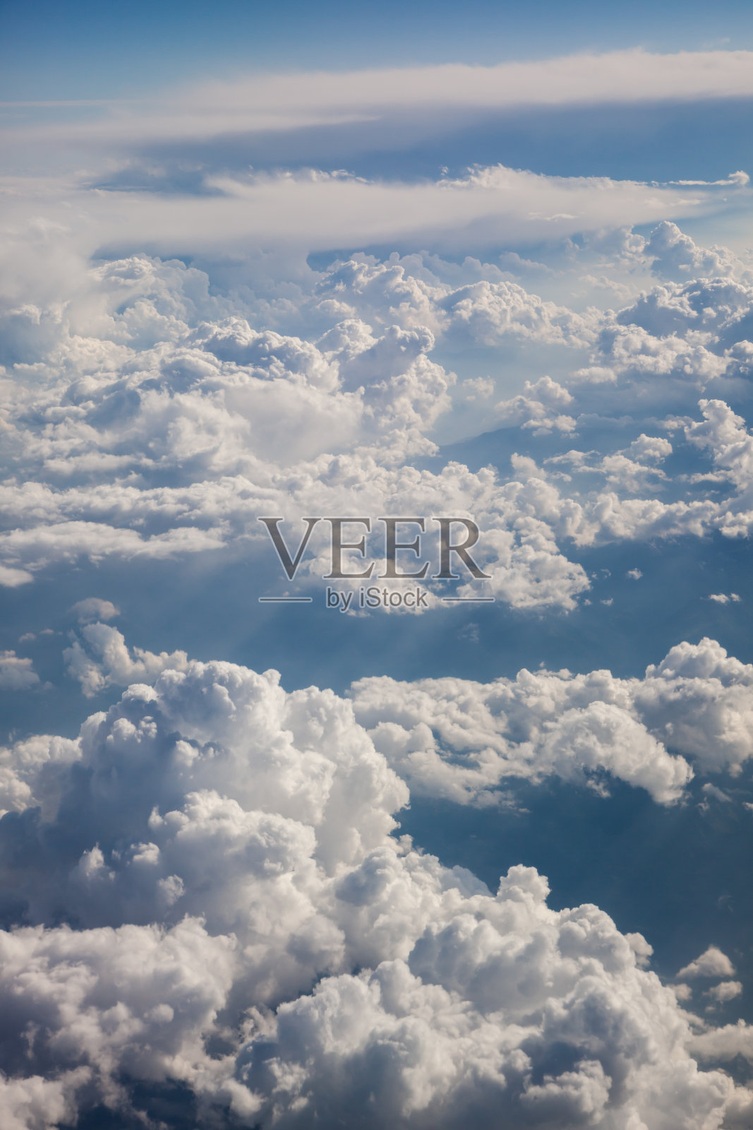 蓬松的白云，飞机窗外的景色照片摄影图片