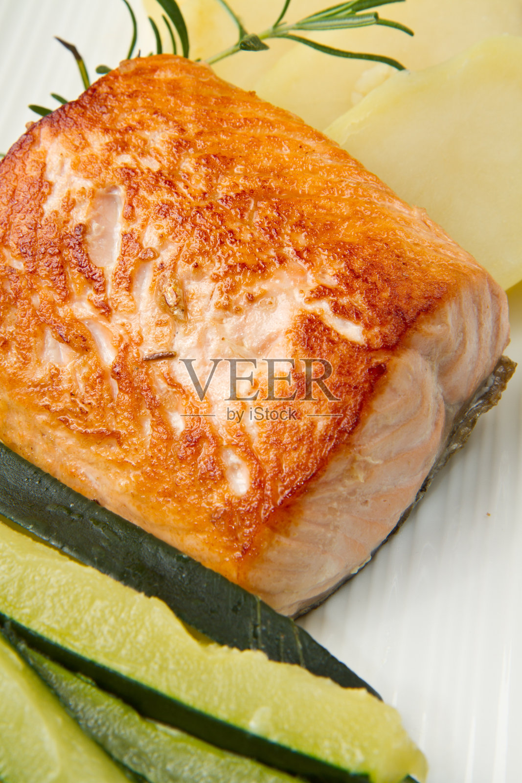 烤鲑鱼和蔬菜照片摄影图片