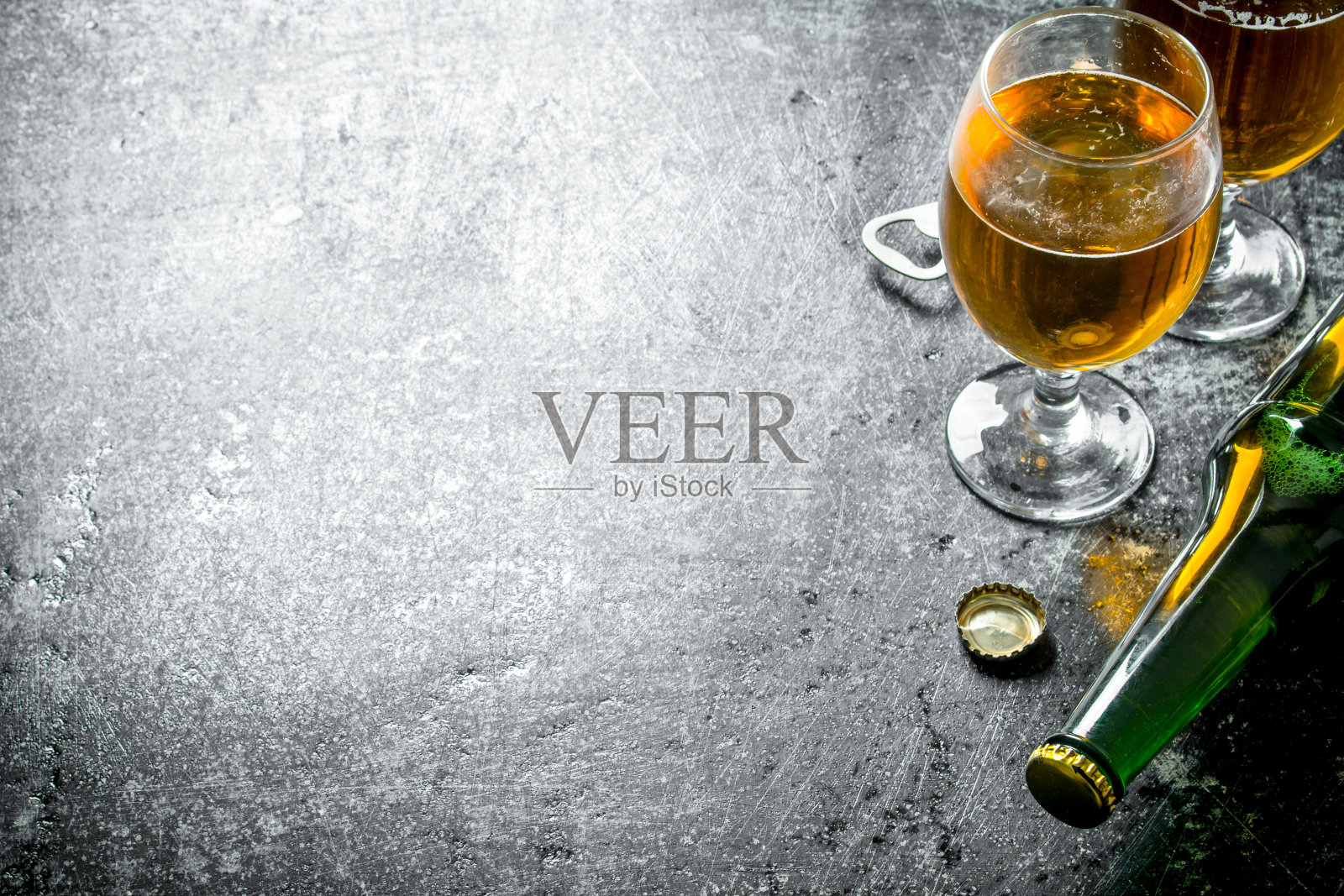 啤酒要用玻璃杯和瓶子。照片摄影图片