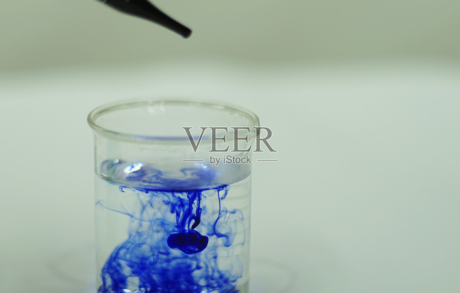 实验过程中液体烧杯照片摄影图片