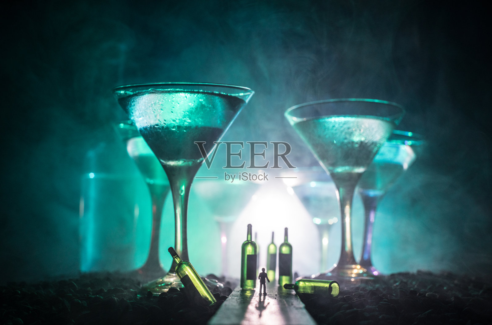 在乡村木材背景上选择酒精饮料。创意艺术品装饰照片摄影图片